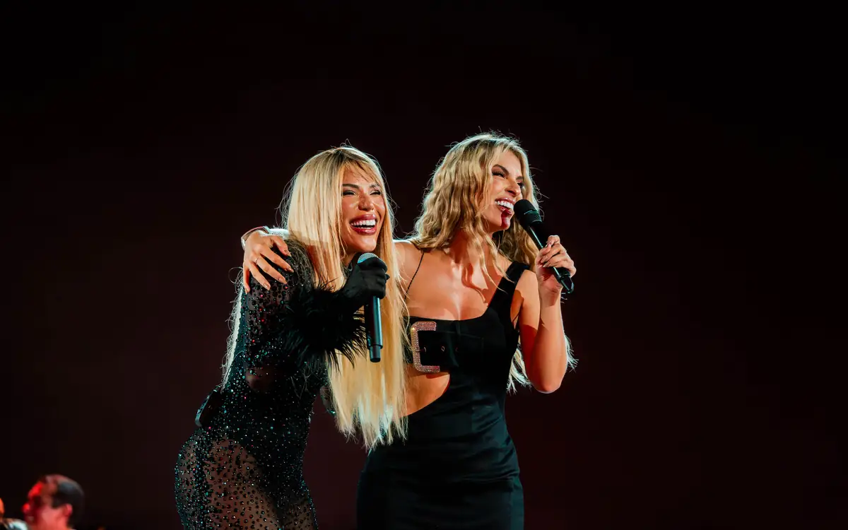 Jack Lins e O'hara Ravick cantam juntas no palco.
