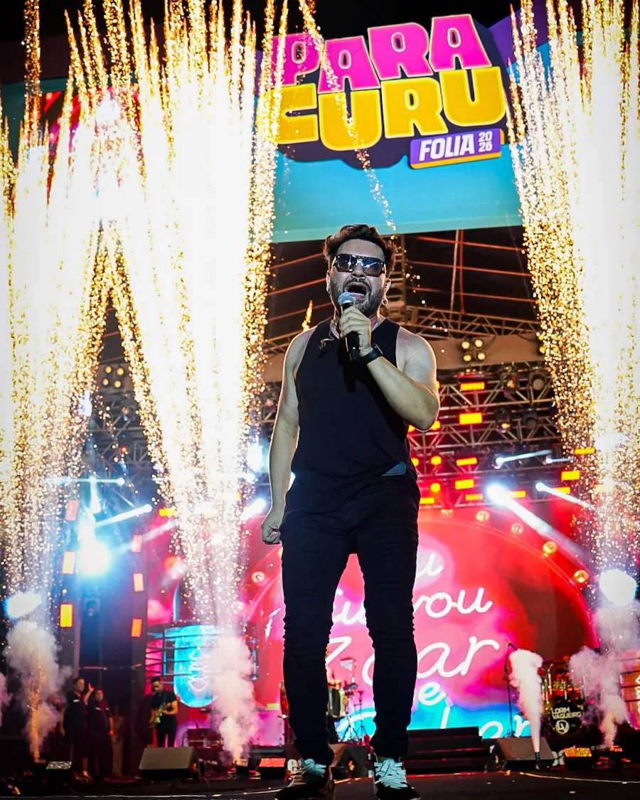 Léo Lira canta no palco do Paracuru Folia 2026 entre colunas de fogos de artifício.